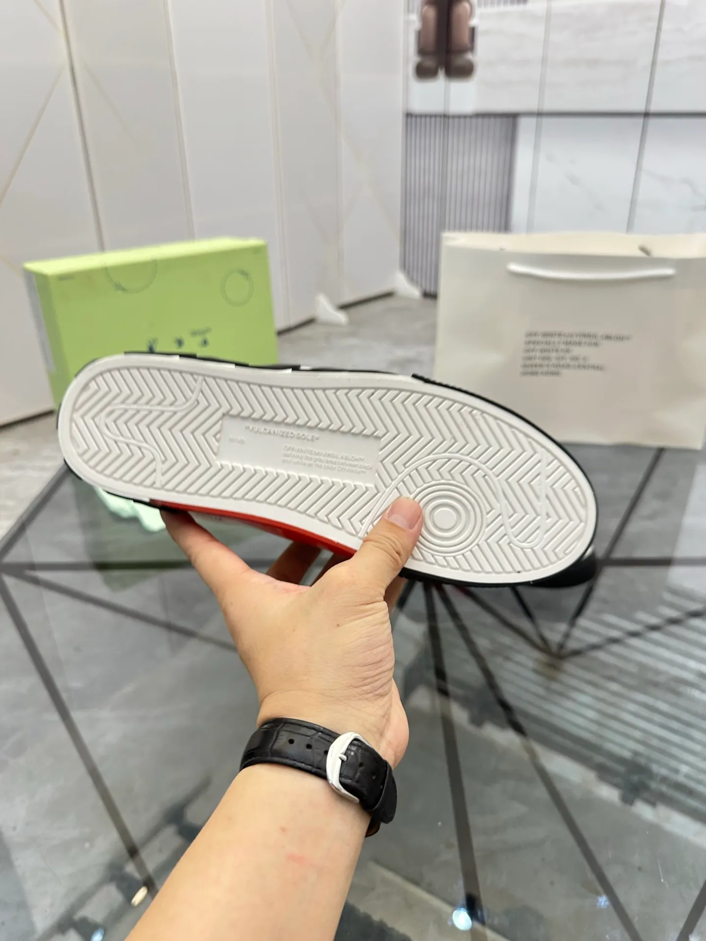 Selling men's shoes 💰: 💰P440¥ Product trademark: OFF WHITE * "OFF WHITE*" low-top casual shoes Regular size: 35-45 (can be customized to 46) Couple style Product materials: imported nubuck leather upper spliced ​​with original fabric, breathable lining, original outsole. No.: H203